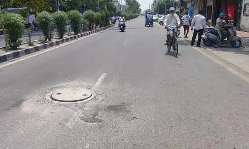 MC ने सीवर मैनहोल पर ढक्कन बदला MC ने सीवर मैनहोल पर ढक्कन बदला