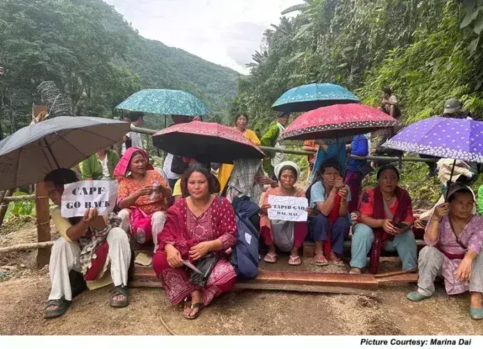 SUMP के लिए CAPF की तैनाती के खिलाफ ग्रामीणों ने किया विरोध प्रदर्शन SUMP के लिए CAPF की तैनाती के खिलाफ ग्रामीणों ने किया विरोध प्रदर्शन