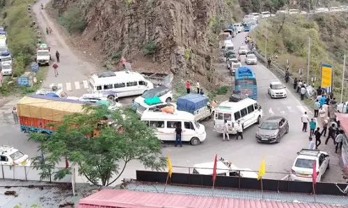 सिरोबगड़ स्लाइडिंग जोन सक्रिय, मलबा आने से Badrinath हाईवे चार घंटे से बंद रहा ; चारधाम यात्री को परेशानी