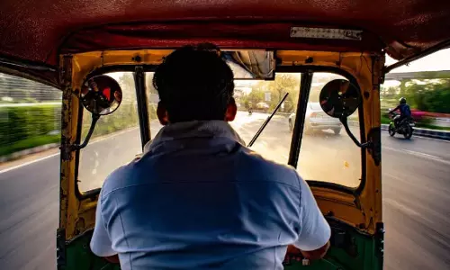ऑटो ड्राइवर को पासवर्ड बताना पड़ा महंगा