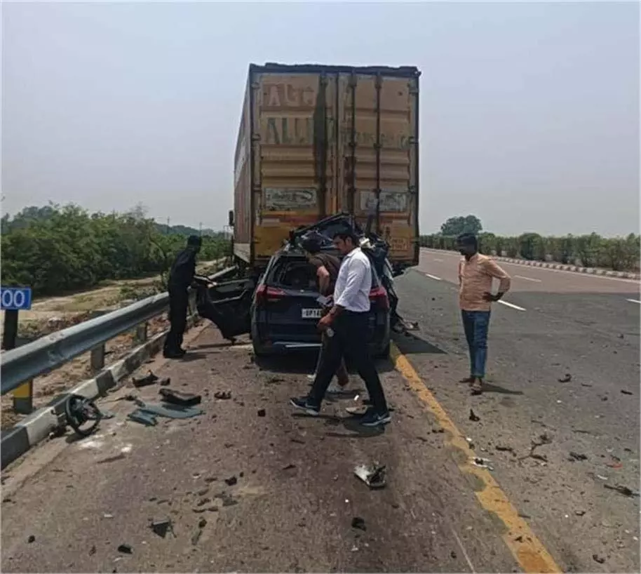 Up News:XUV कार कंटेनर में घुसी, भीषण हादसे में 5 लोगों की मौत Up News:XUV कार कंटेनर में घुसी, भीषण हादसे में 5 लोगों की मौत