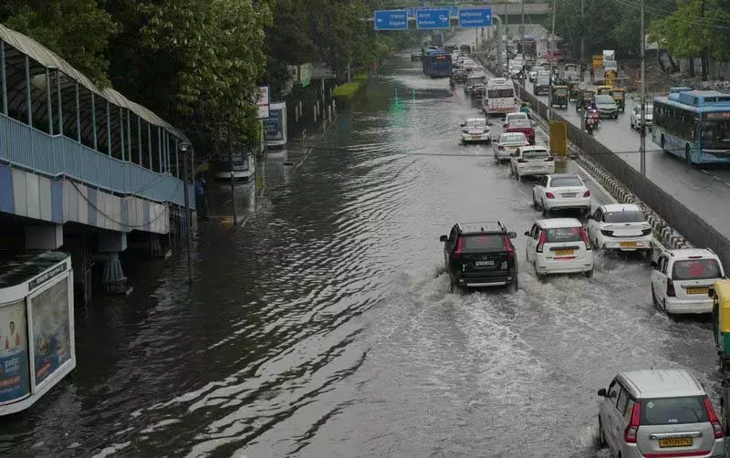 आंधी-बारिश से दिल्ली को गर्मी से राहत, उड़ानें बाधित, जलभराव आंधी-बारिश से दिल्ली को गर्मी से राहत, उड़ानें बाधित, जलभराव