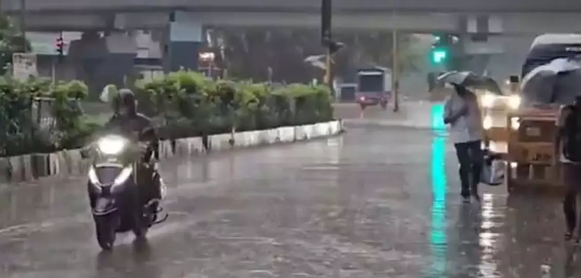 मुंबई में भारी बारिश: मॉनसून के तेजी से आगे बढ़ने से शहर में भारी बारिश मुंबई में भारी बारिश: मॉनसून के तेजी से आगे बढ़ने से शहर में भारी बारिश