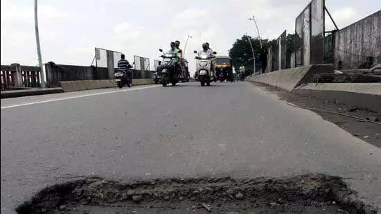 Mumbai: गड्ढों की पहचान को लेकर BMC से पोर्टल शुरू करने की अपील Mumbai: गड्ढों की पहचान को लेकर BMC से पोर्टल शुरू करने की अपील