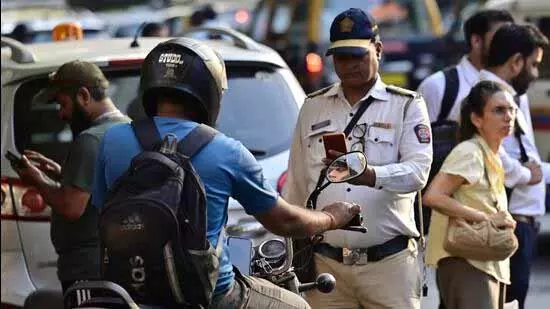 Mumbai: ट्रैफिक पुलिस की सख्ती, 10 हजार से ज्यादा केस दर्ज Mumbai: ट्रैफिक पुलिस की सख्ती, 10 हजार से ज्यादा केस दर्ज