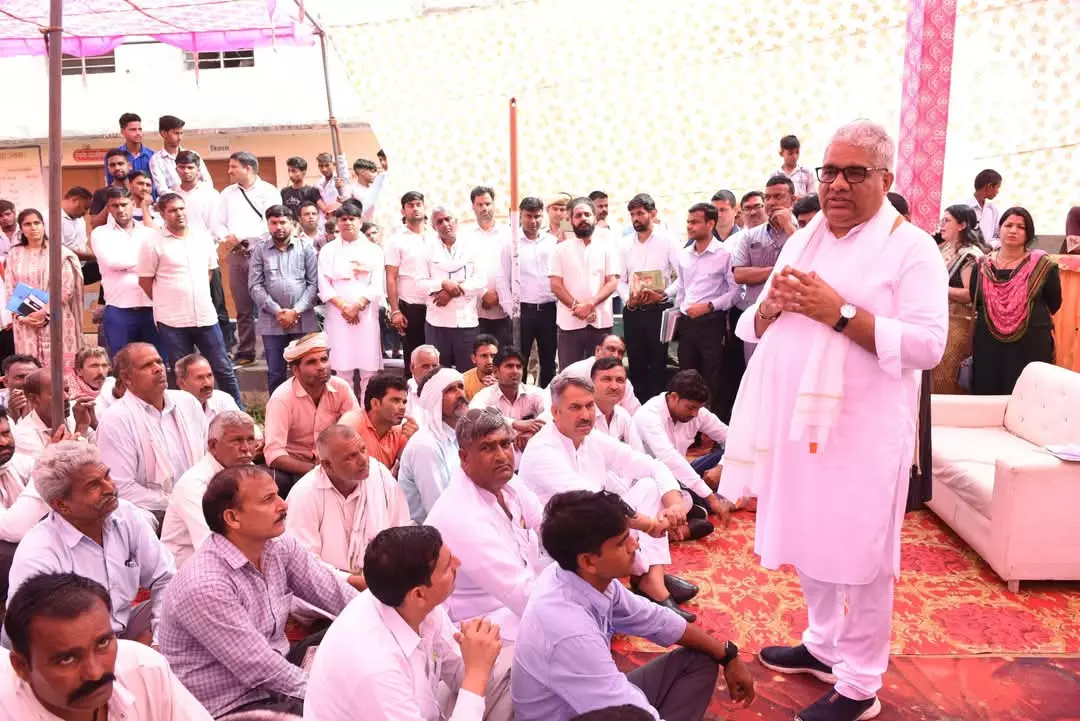 Jaipur : केंद्रीय मंत्री ने आमजन की परिवेदनाओं को सुनकर त्वरित निराकरण के दिए निर्देश Jaipur : केंद्रीय मंत्री ने आमजन की परिवेदनाओं को सुनकर त्वरित निराकरण के दिए निर्देश