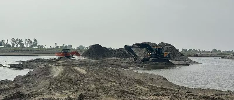 Sonipat में अवैध रेत खनन के लिए यमुना का प्रवाह मोड़ने का आरोप खनन कंपनी पर Sonipat में अवैध रेत खनन के लिए यमुना का प्रवाह मोड़ने का आरोप खनन कंपनी पर