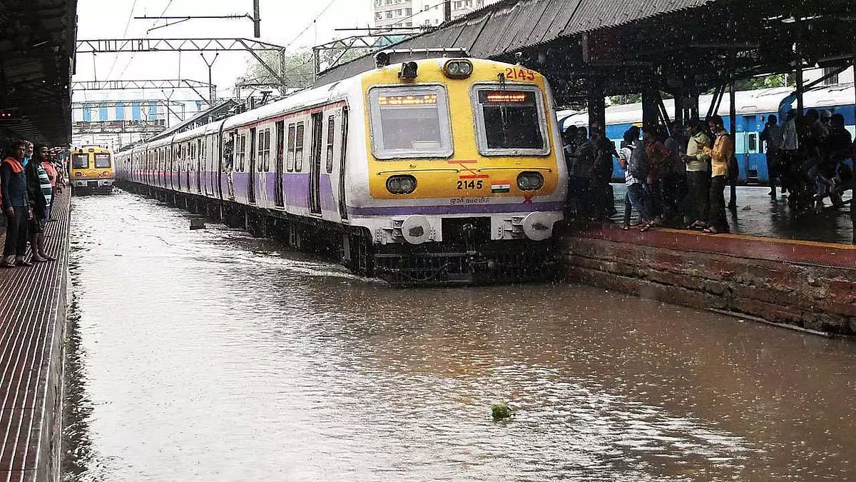 Mumbai : भारी बारिश के कारण दृश्यता और गति में कमी आई, जिससे ट्रेनें 25 मिनट देरी से चल रही Mumbai : भारी बारिश के कारण दृश्यता और गति में कमी आई, जिससे ट्रेनें 25 मिनट देरी से चल रही