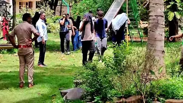 Devanahalli : फार्महाउस में चल रही रेव पार्टी पर पुलिस का छापा, 31 लोग गिरफ्तार Devanahalli : फार्महाउस में चल रही रेव पार्टी पर पुलिस का छापा, 31 लोग गिरफ्तार