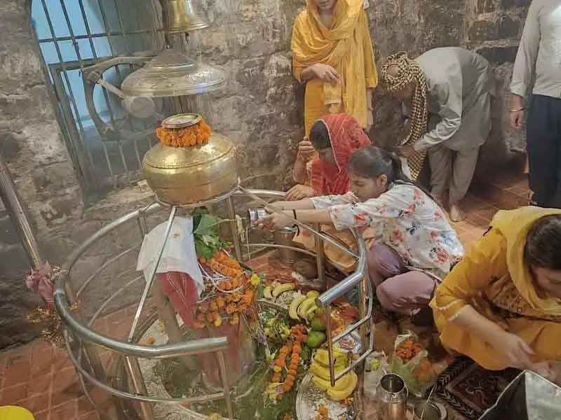 Punjab: 5,500 साल पुराने पठानकोट के चट्टानी मंदिर को डूबने से कैसे बचाया गया Punjab: 5,500 साल पुराने पठानकोट के चट्टानी मंदिर को डूबने से कैसे बचाया गया