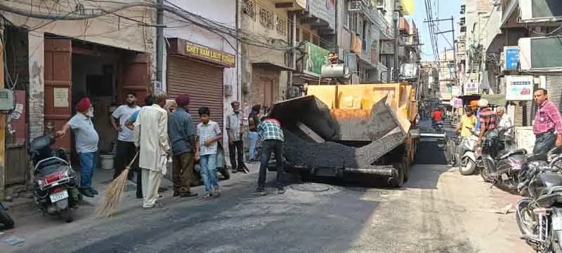 Punjab: मौजूदा सतह को हटाए बिना सड़क निर्माण का निवासियों ने किया विरोध Punjab: मौजूदा सतह को हटाए बिना सड़क निर्माण का निवासियों ने किया विरोध