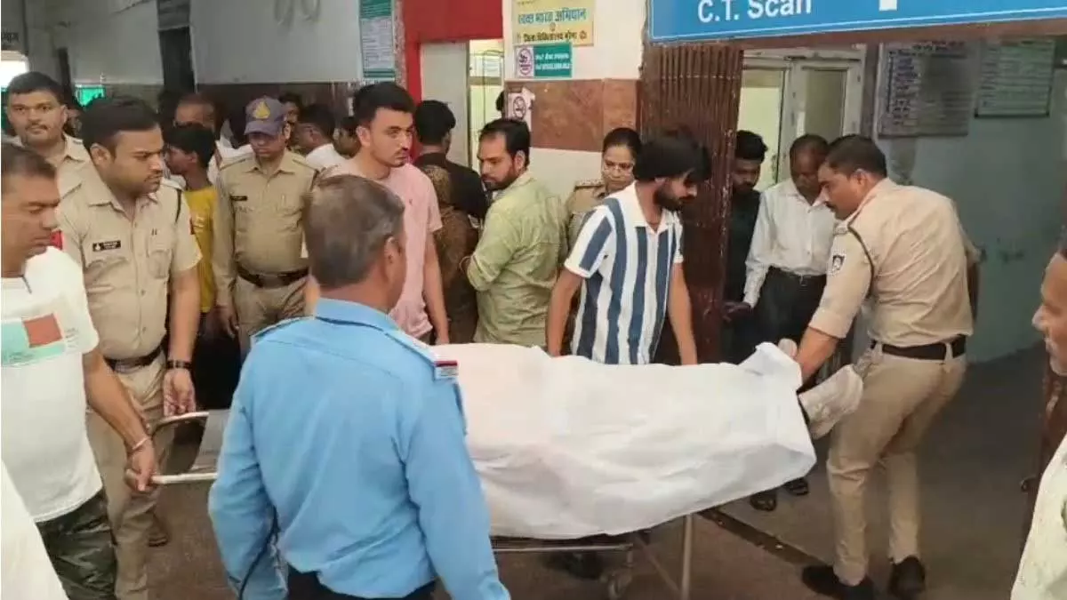 शराब माफिया की फायरिंग में गई चाचा-भतीजे की जान, क्षेत्र में तनाव शराब माफिया की फायरिंग में गई चाचा-भतीजे की जान, क्षेत्र में तनाव
