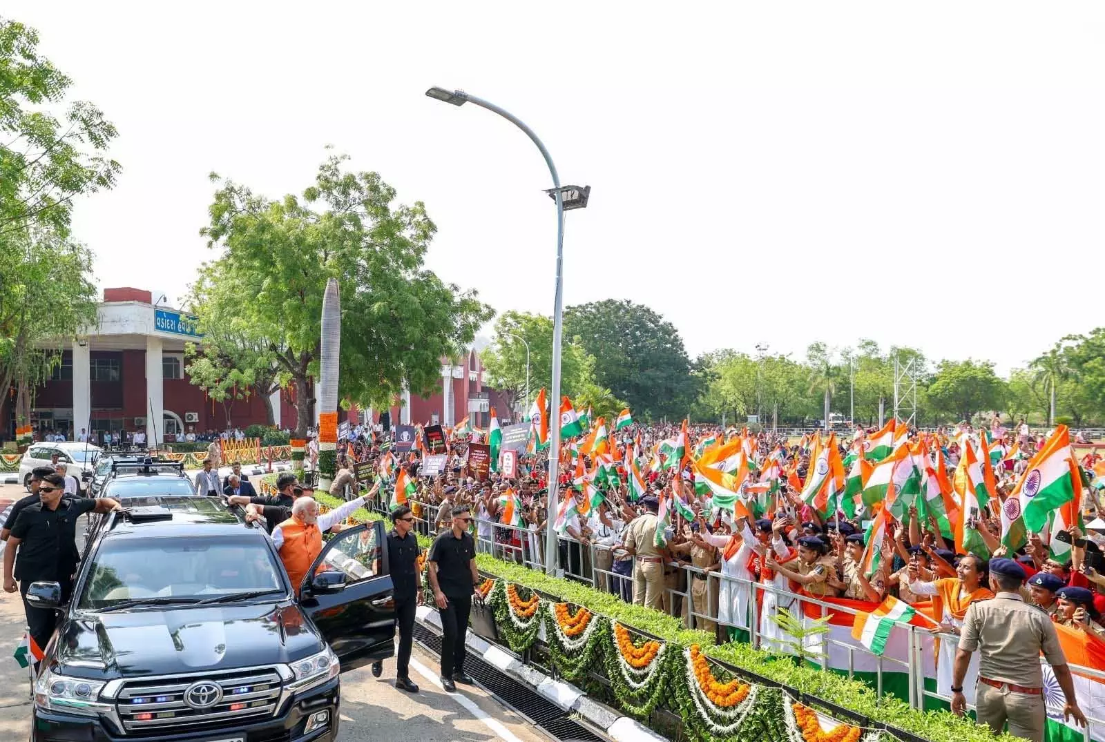 ऑपरेशन सिंदूर के बाद पहली बार भुज में पीएम मोदी का रोड शो, गांव-गांव से पहुंचे लोग ऑपरेशन सिंदूर के बाद पहली बार भुज में पीएम मोदी का रोड शो, गांव-गांव से पहुंचे लोग