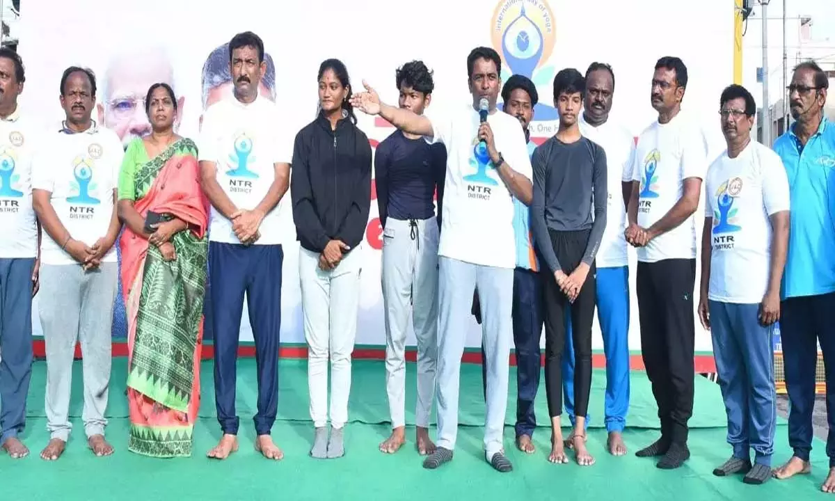 योग से तनाव मुक्त रहें, कलेक्टर ने कर्मचारियों से कहा योग से तनाव मुक्त रहें, कलेक्टर ने कर्मचारियों से कहा