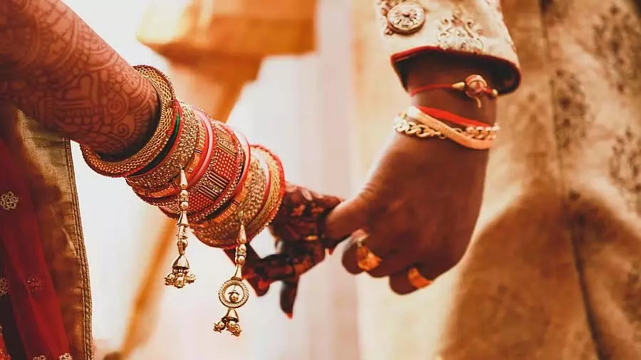 Karnataka : पति पैसे और सोना लेकर फरार, पत्नी ने थाने में दर्ज कराई शिकायत Karnataka : पति पैसे और सोना लेकर फरार, पत्नी ने थाने में दर्ज कराई शिकायत