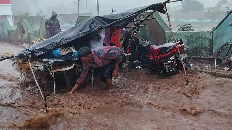 Koraput जिले में भारी बारिश से सामान्य जनजीवन प्रभावित Koraput जिले में भारी बारिश से सामान्य जनजीवन प्रभावित