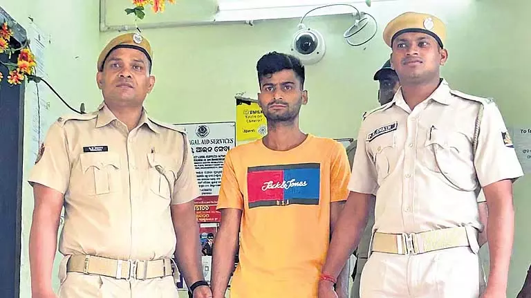 Odisha: बिहार के मूल निवासी ने पेट्रोल पंप खोलने में मदद के नाम पर व्यक्ति को ठगा, गिरफ्तार Odisha: बिहार के मूल निवासी ने पेट्रोल पंप खोलने में मदद के नाम पर व्यक्ति को ठगा, गिरफ्तार