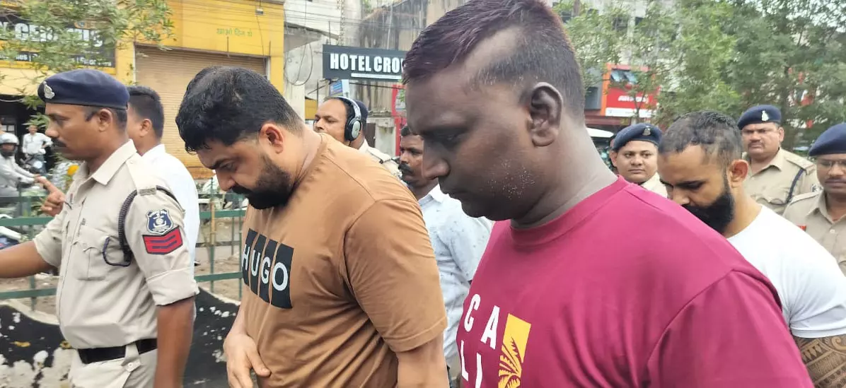 गंजा कर बाउंसरों का पुलिस ने निकाला जुलूस, वीडियो गंजा कर बाउंसरों का पुलिस ने निकाला जुलूस, वीडियो