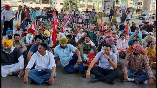 Ludhiana: स्थायी नियुक्ति की मांग पर NSQF शिक्षक सड़कों पर Ludhiana: स्थायी नियुक्ति की मांग पर NSQF शिक्षक सड़कों पर