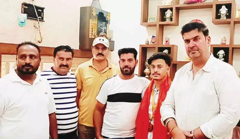 Khelo India में स्वर्ण जीतने पर कोहली को स्कूल स्टाफ ने किया सम्मानित Khelo India में स्वर्ण जीतने पर कोहली को स्कूल स्टाफ ने किया सम्मानित