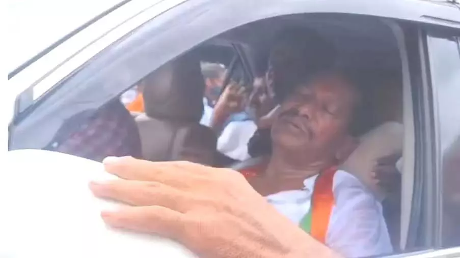 Aurad : तिरंगा यात्रा के दौरान विधायक प्रभु चव्हाण की तबीयत बिगड़ी, अस्पताल में भर्ती Aurad : तिरंगा यात्रा के दौरान विधायक प्रभु चव्हाण की तबीयत बिगड़ी, अस्पताल में भर्ती