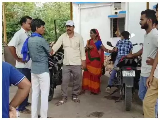 जंगल से सरकारी शिक्षक का शव बरामद, चेहरे पर चोट के कई निशान, हत्या की आशंका जंगल से सरकारी शिक्षक का शव बरामद, चेहरे पर चोट के कई निशान, हत्या की आशंका
