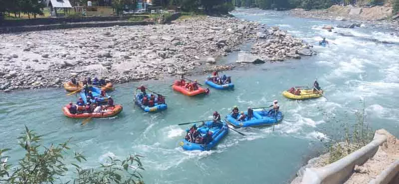 मैदानी इलाकों की गर्मी से बचने के लिए पर्यटक Kullu-Manali की ओर उमड़ पड़े मैदानी इलाकों की गर्मी से बचने के लिए पर्यटक Kullu-Manali की ओर उमड़ पड़े