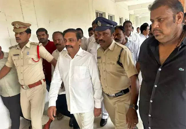 Andhra : पुलिस ने काकानी को वेंकटगिरी कोर्ट में पेश किया Andhra : पुलिस ने काकानी को वेंकटगिरी कोर्ट में पेश किया