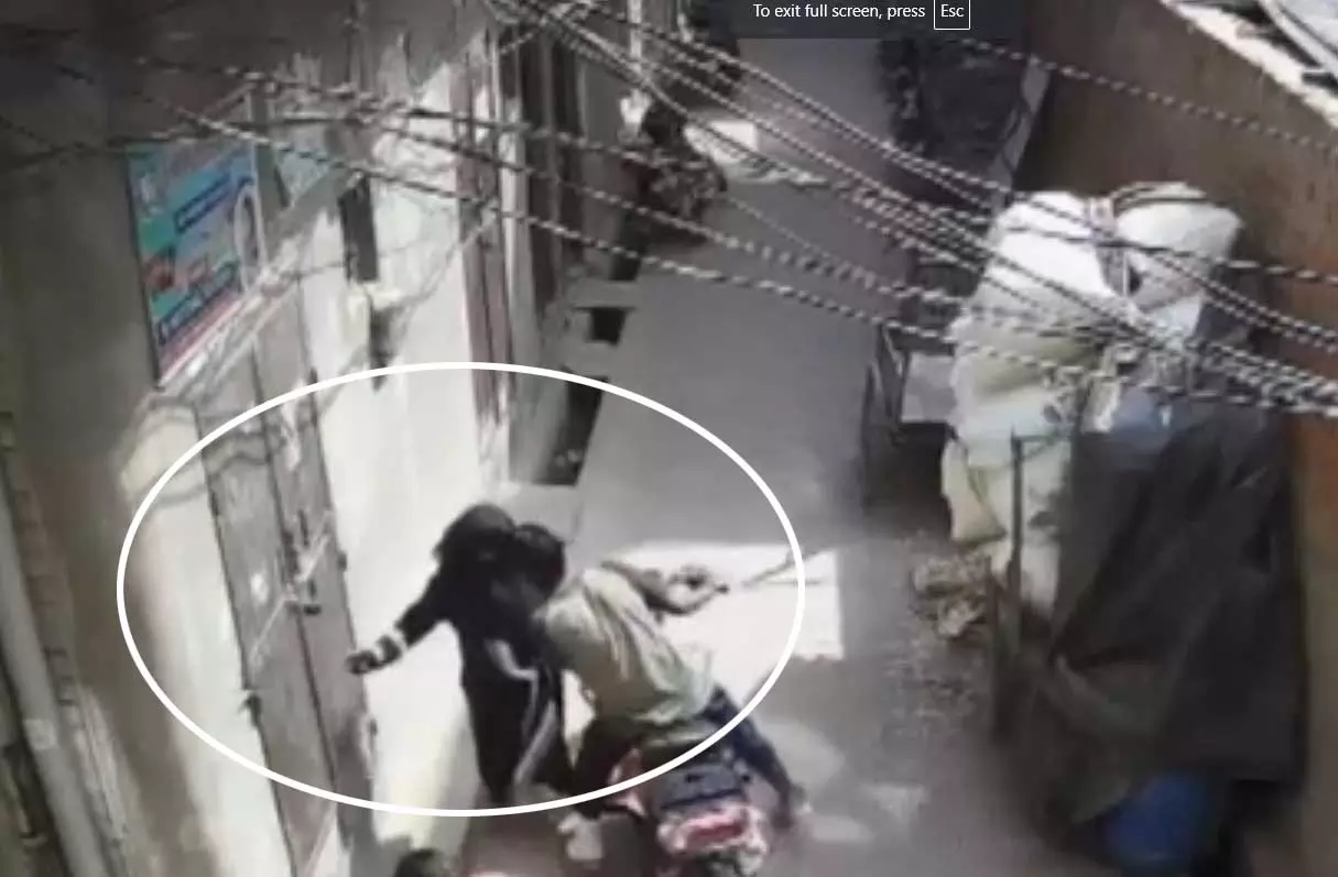 BIG BREAKING: बुर्का पहनी महिला को Kiss करके भागा बाइक सवार युवक, घिनौनी हरकत कैमरे में कैद BIG BREAKING: बुर्का पहनी महिला को Kiss करके भागा बाइक सवार युवक, घिनौनी हरकत कैमरे में कैद