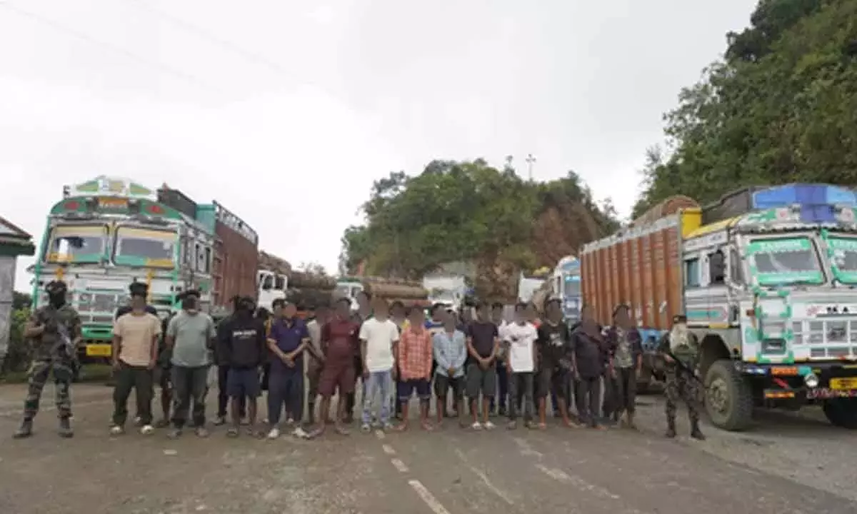 Manipur में 3.1 करोड़ रुपये की कीमत की 61 ट्रकों में अवैध रूप से ले जाई जा रही लकड़ी जब्त की गई Manipur में 3.1 करोड़ रुपये की कीमत की 61 ट्रकों में अवैध रूप से ले जाई जा रही लकड़ी जब्त की गई