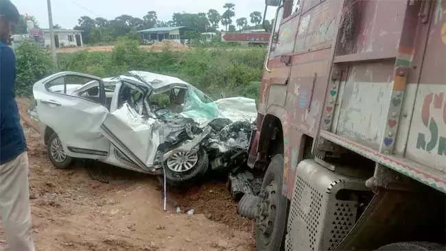 Andhra : पूर्वी गोदावरी जिले में सड़क दुर्घटना चार लोगों की मौत Andhra : पूर्वी गोदावरी जिले में सड़क दुर्घटना चार लोगों की मौत