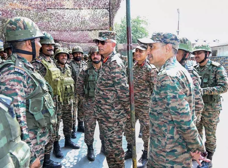 सेना ने Kathua के जंगलों में आतंकवादियों की तलाश तेज करते हुए दो ब्रिगेड तैनात की सेना ने Kathua के जंगलों में आतंकवादियों की तलाश तेज करते हुए दो ब्रिगेड तैनात की