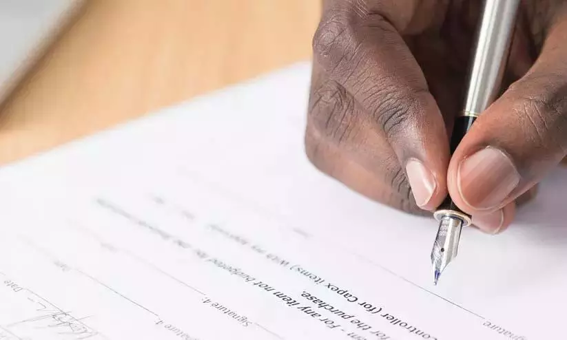फर्जी हस्ताक्षर कर महिला से 21 लाख की ठगी; पति और बैंक कर्मचारियों के खिलाफ मामला दर्ज फर्जी हस्ताक्षर कर महिला से 21 लाख की ठगी; पति और बैंक कर्मचारियों के खिलाफ मामला दर्ज