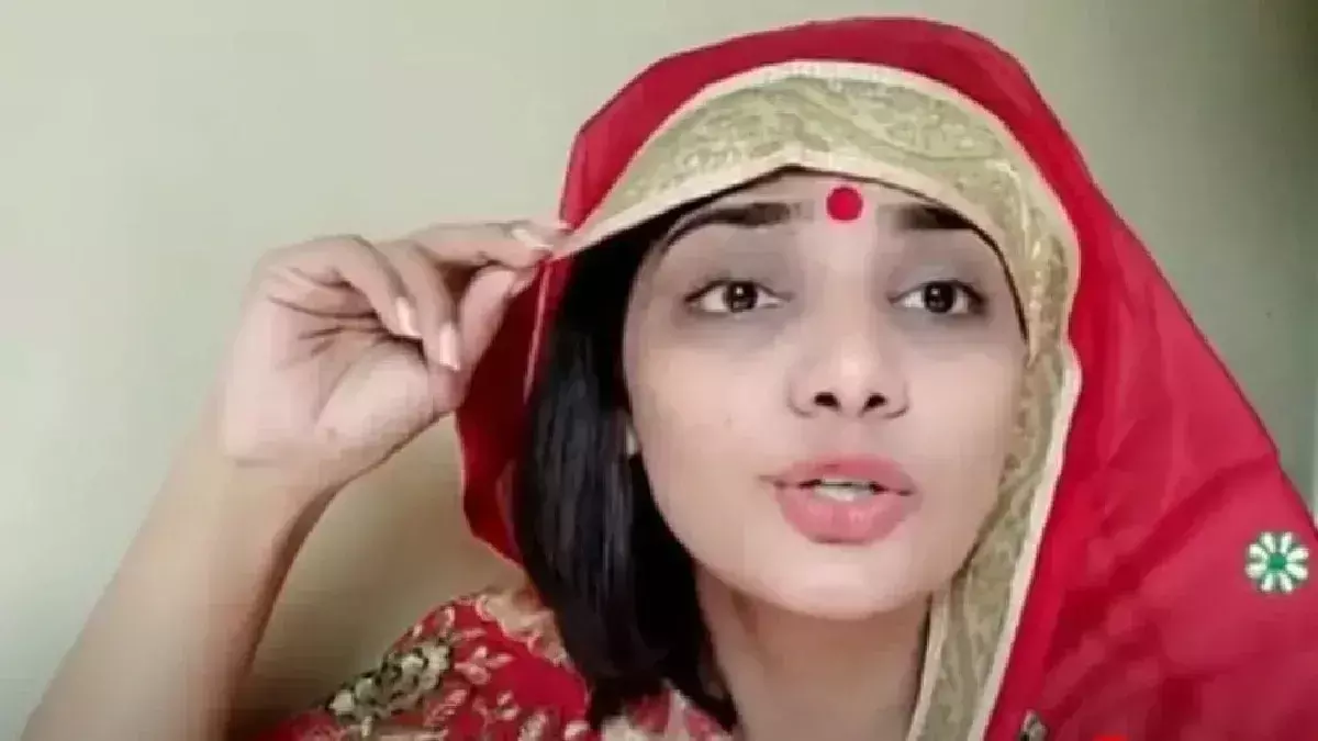 Lucknow: हाईकोर्ट पहुंचीं नेहा सिंह राठौर, FIR के खिलाफ दाखिल की याचिका Lucknow: हाईकोर्ट पहुंचीं नेहा सिंह राठौर, FIR के खिलाफ दाखिल की याचिका