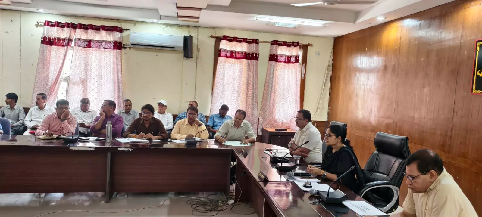 Pratapgarh: जिला कलेक्टर ने ली साप्ताहिक समीक्षा बैठक Pratapgarh: जिला कलेक्टर ने ली साप्ताहिक समीक्षा बैठक