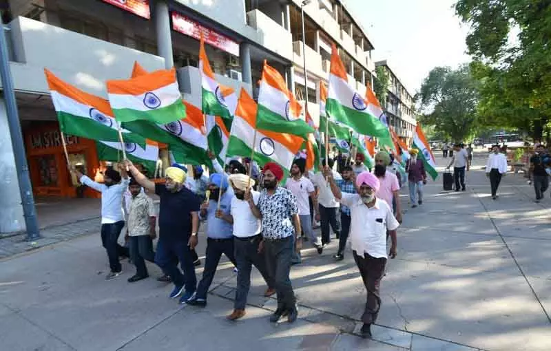 Chandigarh में निकाली गई तिरंगा यात्रा Chandigarh में निकाली गई तिरंगा यात्रा