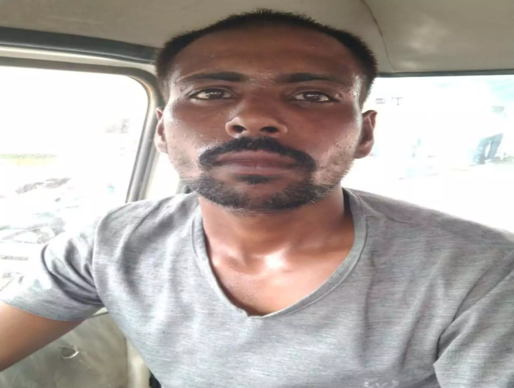 रायपुर में रायफल साहू गिरफ्तार, शराब बेचते पुलिस ने पकड़ा रायपुर में रायफल साहू गिरफ्तार, शराब बेचते पुलिस ने पकड़ा
