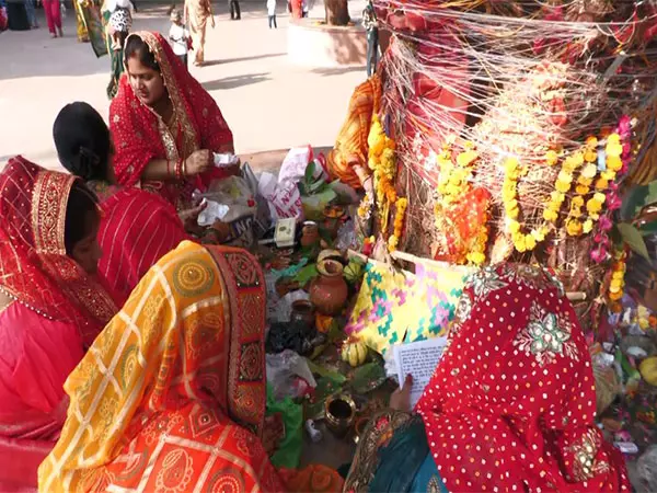 Prayagraj: वट सावित्री पूजा पर सुहागिन महिलाओं ने पति की दीर्घायु का मांगा आशीर्वाद Prayagraj: वट सावित्री पूजा पर सुहागिन महिलाओं ने पति की दीर्घायु का मांगा आशीर्वाद