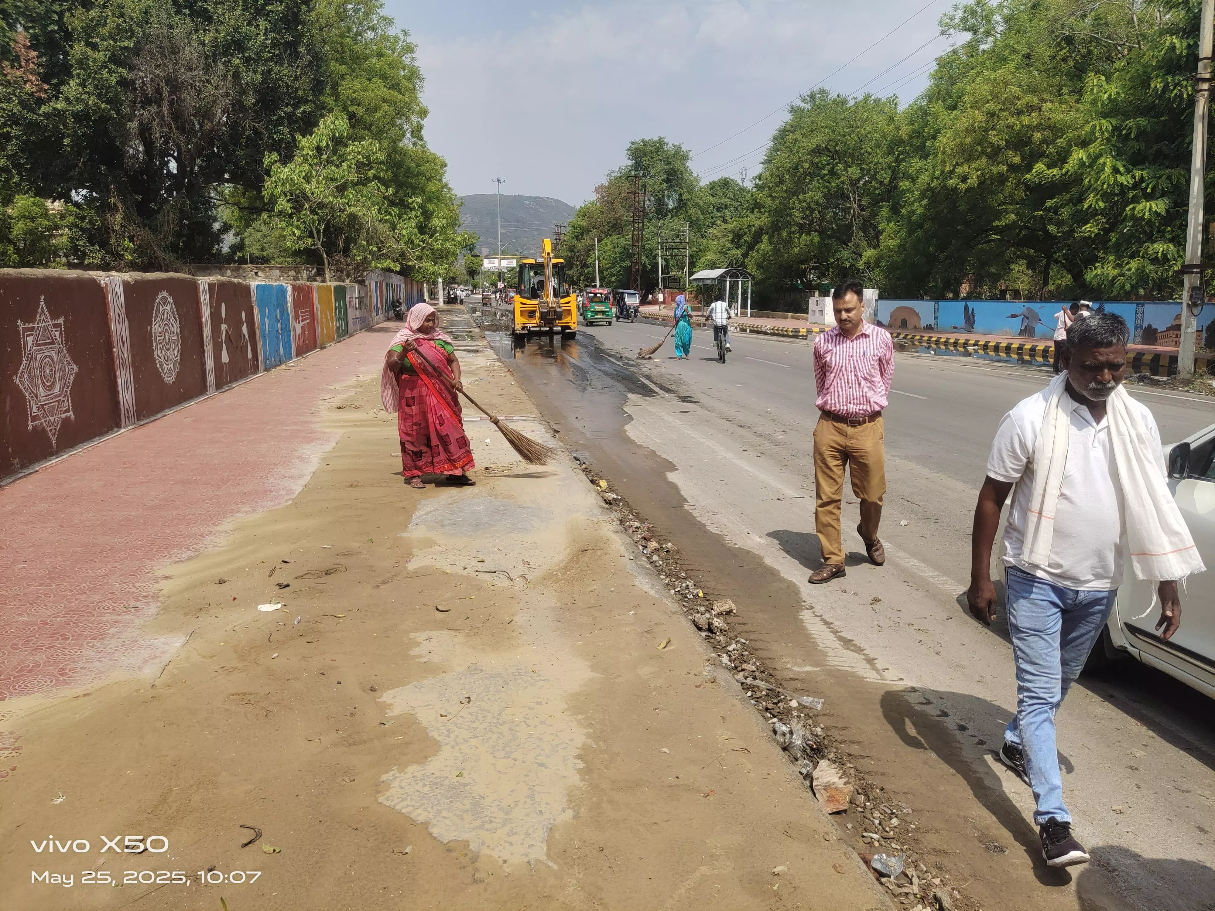 Alwar : नगर निगम की टीमों ने की शहर के विभिन्न नालों की साफ-सफाई Alwar : नगर निगम की टीमों ने की शहर के विभिन्न नालों की साफ-सफाई