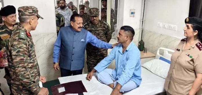Dr. Jitendra ने सैन्य अस्पताल में घायल सैनिकों से मुलाकात की Dr. Jitendra ने सैन्य अस्पताल में घायल सैनिकों से मुलाकात की