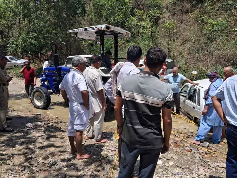 Jaswan Dehri में बारिश के पानी से बाइकें बह गईं, कारें क्षतिग्रस्त Jaswan Dehri में बारिश के पानी से बाइकें बह गईं, कारें क्षतिग्रस्त