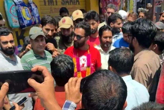 मेहराज मलिक ने Rajouri-पुंछ, उरी के गोलाबारी प्रभावित इलाकों का दौरा किया मेहराज मलिक ने Rajouri-पुंछ, उरी के गोलाबारी प्रभावित इलाकों का दौरा किया