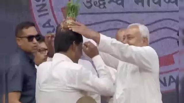 Bihar : पटना में कार्यक्रम, नौकरशाह के सिर पर रखा गया फूलदान Bihar : पटना में कार्यक्रम, नौकरशाह के सिर पर रखा गया फूलदान