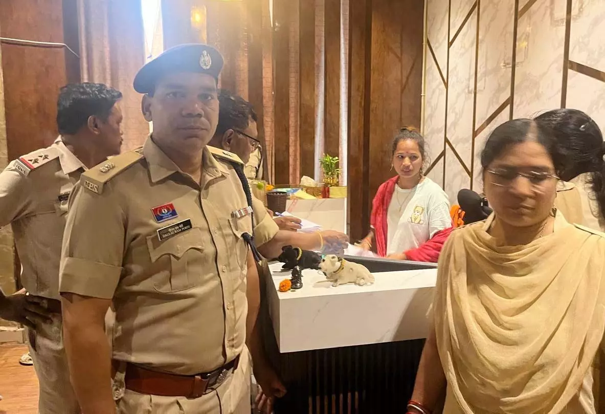 Raipur Breaking: स्पा सेंटरों पर रायपुर पुलिस का छापा, कई संचालक हिरासत में Raipur Breaking: स्पा सेंटरों पर रायपुर पुलिस का छापा, कई संचालक हिरासत में