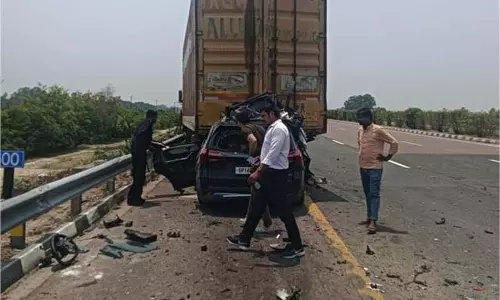 Up News:XUV कार  कंटेनर में घुसी, भीषण हादसे में 5 लोगों की मौत