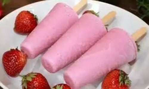 Strawberry Kulfi  :स्वादिष्ट स्ट्रॉबेरी कुल्फी से गर्मी के मौसम में पाएं ठंडक