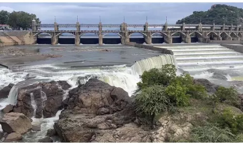 Tamil Nadu : मेट्टूर बांध का जल प्रवाह बढ़ा Tamil Nadu : मेट्टूर बांध का जल प्रवाह बढ़ा