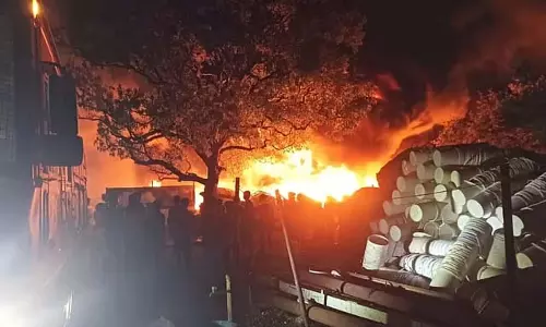 गुम्मिडिपूंडी में पुराने सामान रखने वाले गोदाम में आग लग गई गुम्मिडिपूंडी में पुराने सामान रखने वाले गोदाम में आग लग गई