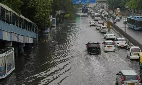 आंधी-बारिश से दिल्ली को गर्मी से राहत, उड़ानें बाधित, जलभराव
