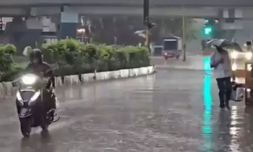मुंबई में भारी बारिश: मॉनसून के तेजी से आगे बढ़ने से शहर में भारी बारिश मुंबई में भारी बारिश: मॉनसून के तेजी से आगे बढ़ने से शहर में भारी बारिश
